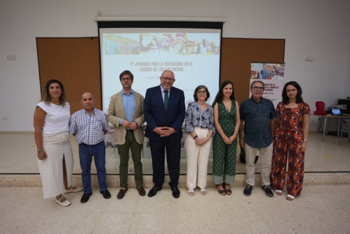 Impulsores de la jornada y autoridades educativas presentes en la inauguración.