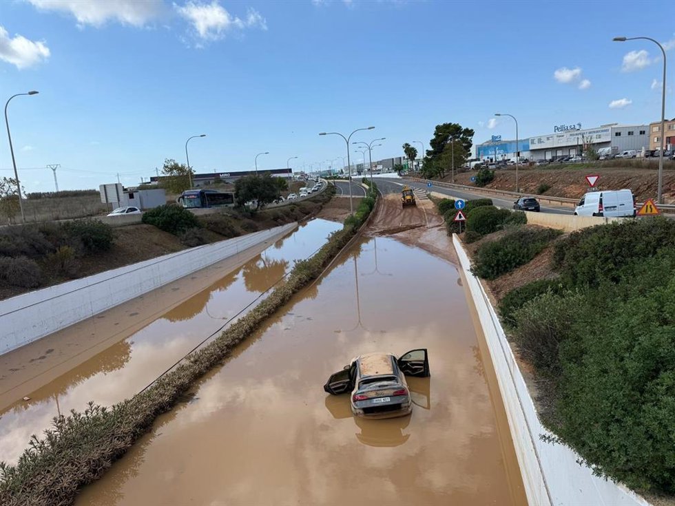 Carretera del aeropuerto a su paso por Sant Josep.