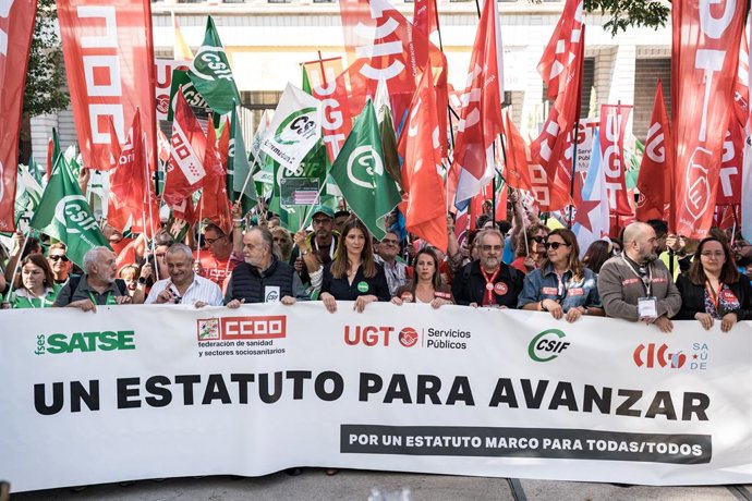 Trabalhadores da saúde durante uma manifestação para exigir a aprovação de um novo Estatuto Marco, em frente ao Ministério da Saúde, em 1º de outubro de 2025, em Madri (Espanha). O protesto, convocado pelo Satse-FSES, CCOO, UGT, CSIF e CIG-Saúde, reúne tr