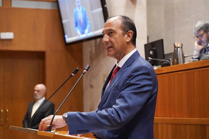 El consejero de Sanidad, José Luis Bancalero, en las Cortes de Aragón.