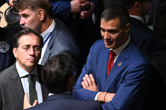 El presidente del Gobierno, Pedro Sánchez (d), y el ministro de Asuntos Exteriores, Unión Europea y Cooperación (i) durante la sesión de apertura del Debate General del 80º período de sesiones de la Asamblea General de Naciones Unidas.