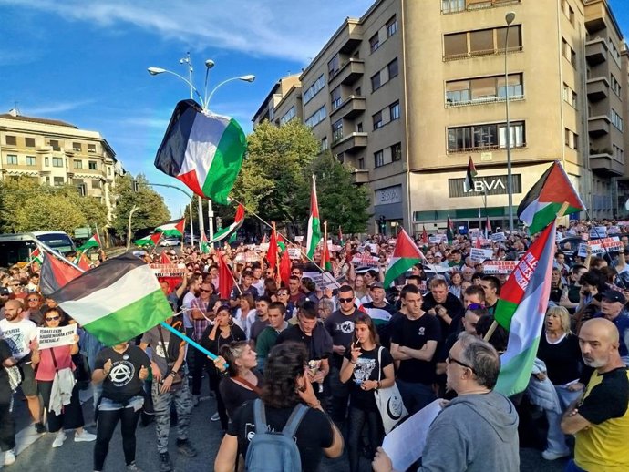 Cortan el tráfico en la plaza de Merindades de Pamplona en solidaridad con la flotilla de apoyo a Gaza.