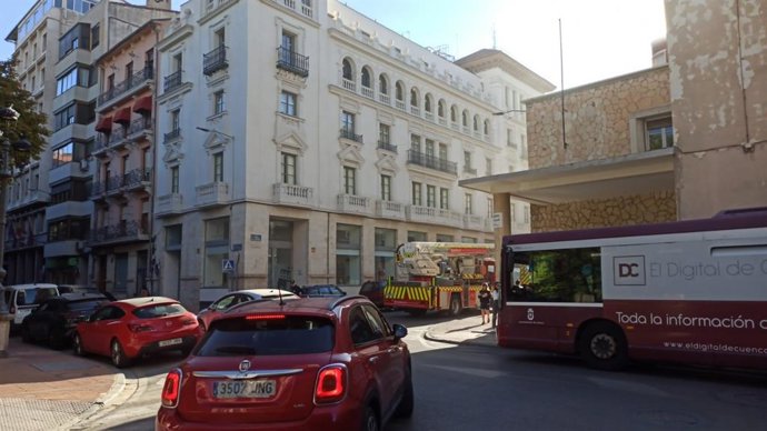 Bomberos de Cuenca intervienen en un incendio en el Edificio Iberia