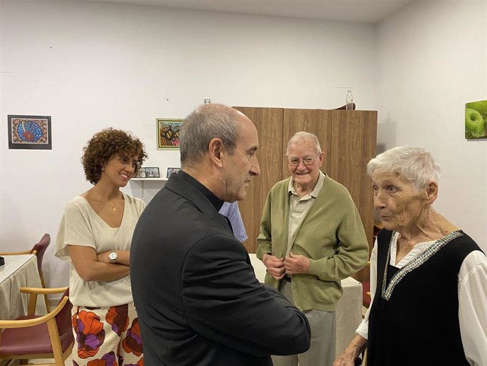 El obispo de Córdoba, Demetrio Fernández, durante su visita a uno de los centros.