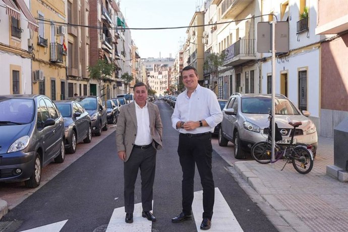 El alcalde de Córdoba, José María Bellido, y el delegado de Infraestructuras, Miguel Ruiz Madruga, en la calle Luis Ponce de León.