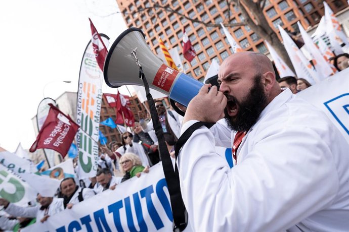 Archivo - Arquivo - Dezenas de pessoas durante uma manifestação de sindicatos médicos em frente ao Ministério da Saúde, em 13 de fevereiro de 2025, em Madri, Espanha. Sindicatos de médicos de todo o país se reúnem para mostrar seu desacordo com o projeto 