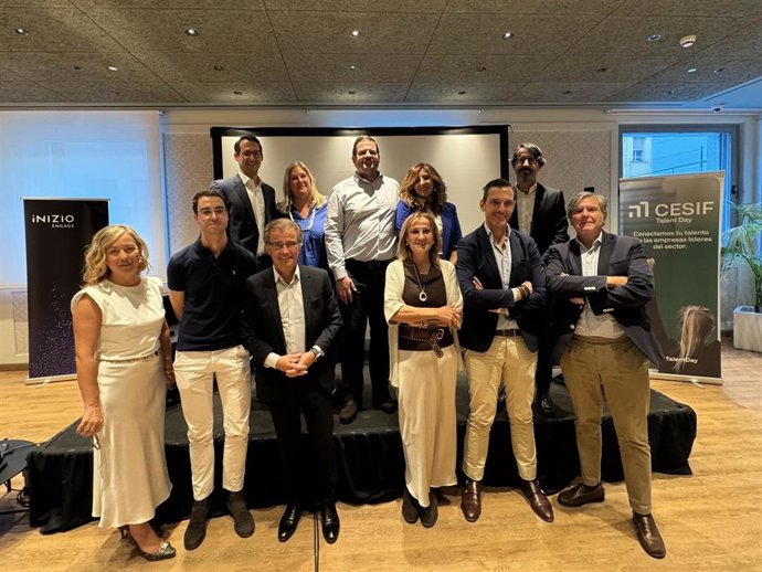 Foto de familia de la presentación del informe.