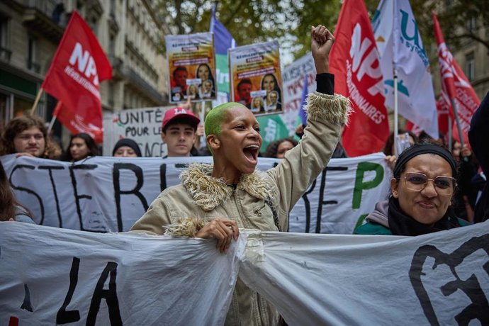 25 September 2025, France, Paris: Students and trade union members demonstrate through the center of Paris chanting as part of the protests against the French government's budget reforms. Photo: Kiran Ridley/AFP/dpa