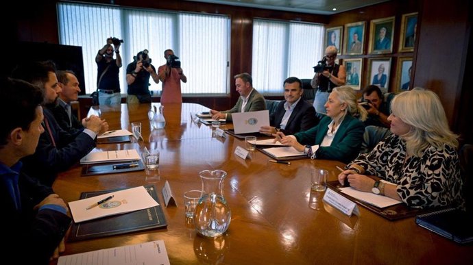 La consejera de Salud, el delegado de Zona Franca y el alcalde de Cádiz en la reunión sobre los suelos del hospital.