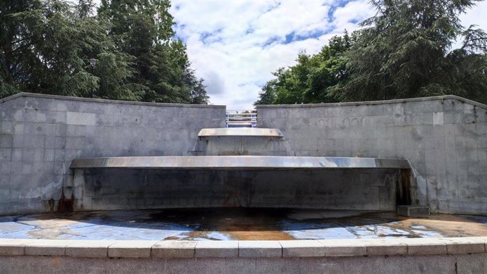 Archivo - Parque del Oeste, en Oviedo, con la fuente de las escaleras parada y en avanzado estado de deterioro.