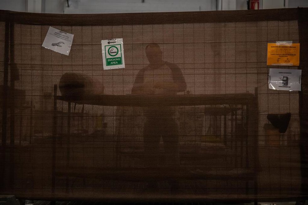 Archivo - Un hombre junto a su cama en el interior de unas instalaciones de un albergue habilitado para acoger a personas sin hogar durante la pandemia.
