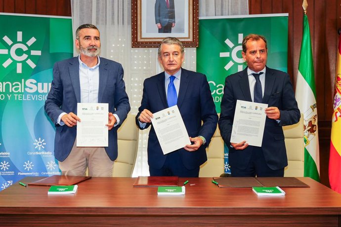 El consejero de la Presidencia, Interior, Diálogo Social y Simplificación Administrativa, Antonio Sanz (c) el alcalde de Alcalá de los Gazules, Javier Pizarro Ruíz (i) y el director de RTVA, Juande Mellado (d) durante la firma del acuerdo. A 2 de octubre 