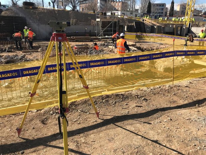 Archivo - Topómetro, operarios, obras, construcción