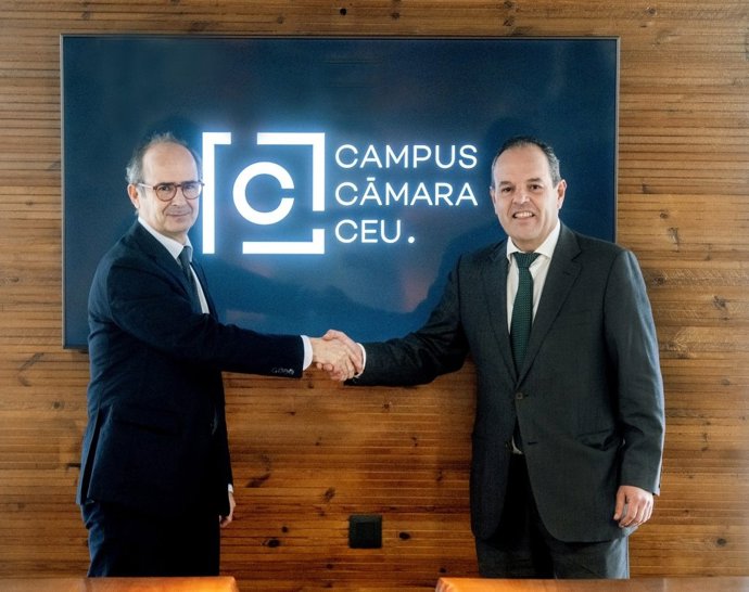 El rector de CEU UCH, Higinio Marín (i), y el presidente de la Cámara de Comercio de Alicante, Carlos Baño (d)