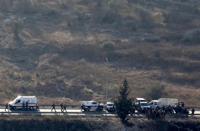 28 de setembro de 2025: Qalqilya, Cisjordânia, Palestina. 28 de setembro de 2025. Veículos médicos e militares israelenses no local de um ataque a tiros perto do vilarejo de Jit, no norte da Cisjordânia. De acordo com fontes israelenses, um homem palestin