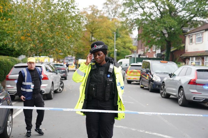 02 de outubro de 2025, Reino Unido, Manchester: Um policial está de plantão no cordão de isolamento próximo ao local de um incidente na sinagoga da Congregação Hebraica de Heaton Park em Crumpsall, onde a polícia atirou em um suspeito depois que várias pe