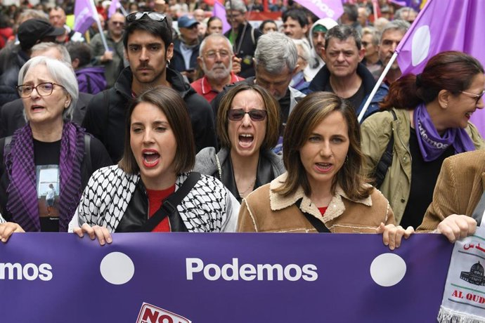 Archivo - La eurodiputada de Podemos, Irene Montero (i) y la secretaria general de Podemos, Ione Belarra (d), durante la manifestación por el Día del Trabajador, a 1 de mayo de 2025, en Madrid (España).