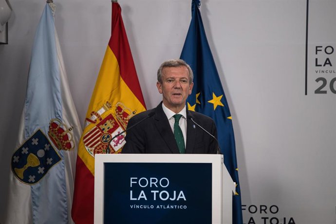 El presidente de la Xunta de Galicia, Alfonso Rueda, interviene durante la inauguración del 'Foro La Toja - Vínculo Atlántico'.