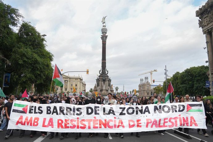 Centenars de persones durant la concentració en suport a la Global Sumud Flotilla, a la Plaça de la Carbonera de Barcelona.