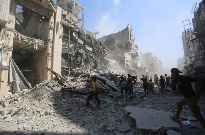 24 de setembro de 2025, Territórios Palestinos, Gaza: Palestinos caminham pelas ruínas de seu bairro destruído após um ataque aéreo israelense na Cidade de Gaza. Foto: Omar Ashtawy/APA Images via ZUMA Press Wire/dpa