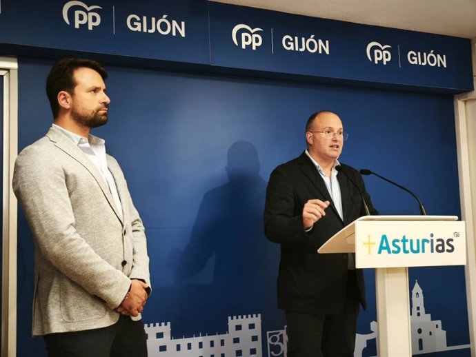 El secretario general del PP, Miguel Tellado (dcha), acompañado del presidente del PP asturiano, Álvaro Queipo, interviene en la sede del PP gijonés ante responsables del partido regionales y locales.