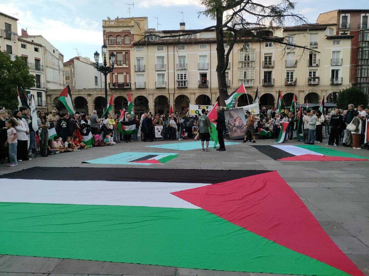 Una concentración en Logroño se solidariza con el pueblo palestino y con la  flotilla 