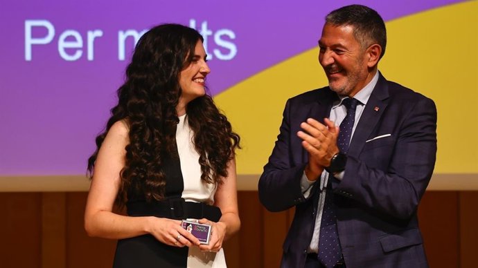 Sàmper entrega el galardón a Alba Cervera.