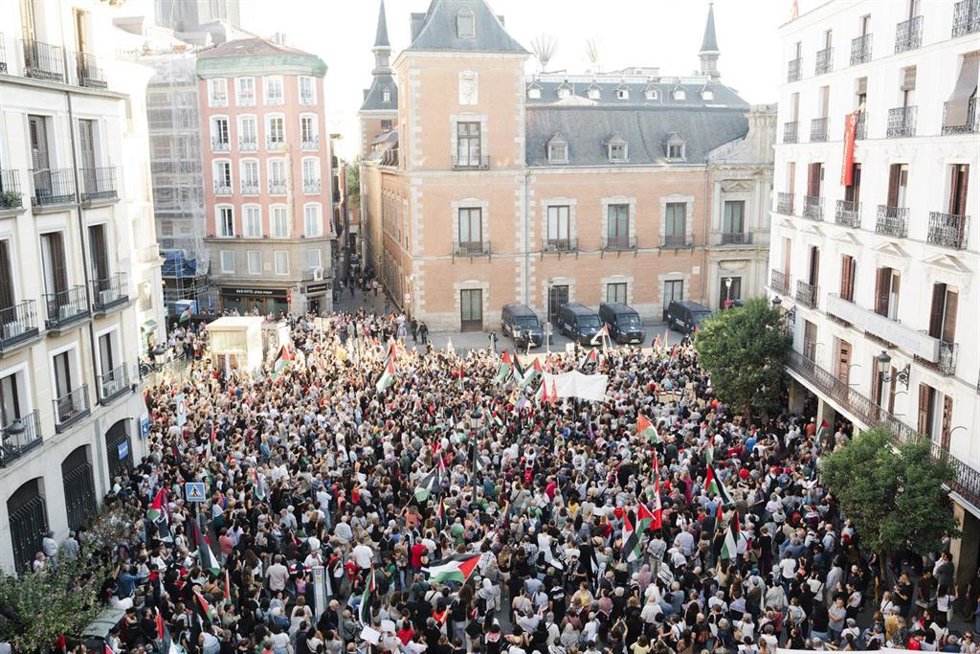 Cientos de personas durante una concentración en apoyo a la Global Sumud Flotilla, frente al Ministerio de Asuntos Exteriores, a 2 de octubre de 2025, en Madrid (España).