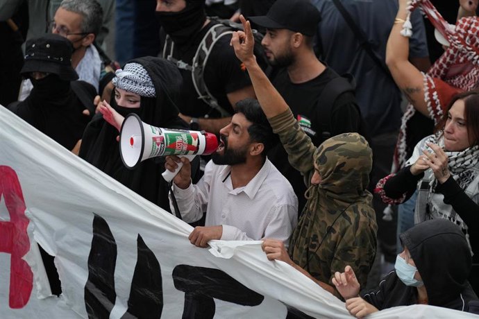 Un grupo de personas durante una concentración en apoyo a la Global Sumud Flotilla, en la Plaza de la Carbonera de Barcelona.