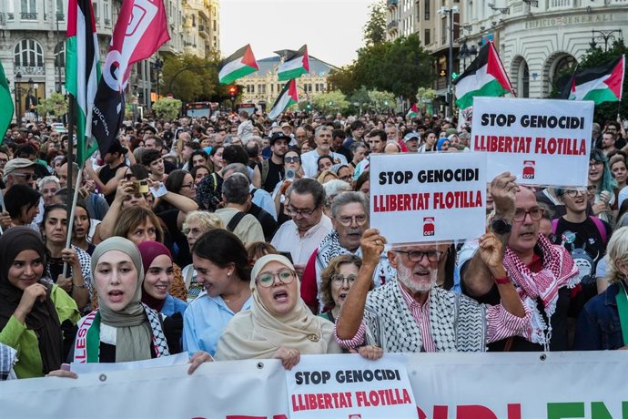 Concentración en apoyo a la Global Sumud Flotilla, en la Plaza del Ayuntamiento, a 2 de octubre de 2025, en Valencia, Comunidad Valenciana (España)