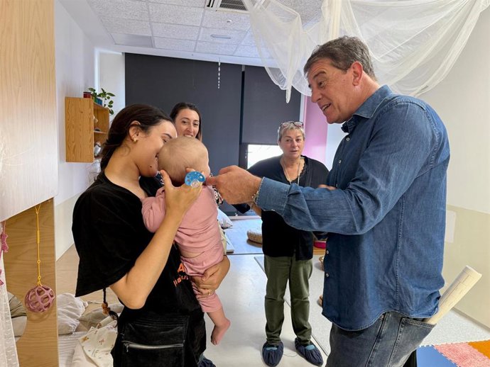 El secretario xeral del PSdeG, José Ramón Gómez Besteiro, visita una guardería en Barcelona.