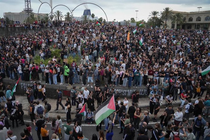 Cientos de personas durante una concentración en apoyo a la Global Sumud Flotilla, en la Plaza de la Carbonera de Barcelona.