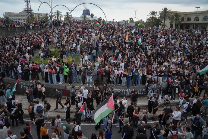 Centenars de persones durant una concentració en suport a la Global Sumud Flotilla, a la Plaça de la Carbonera de Barcelona.