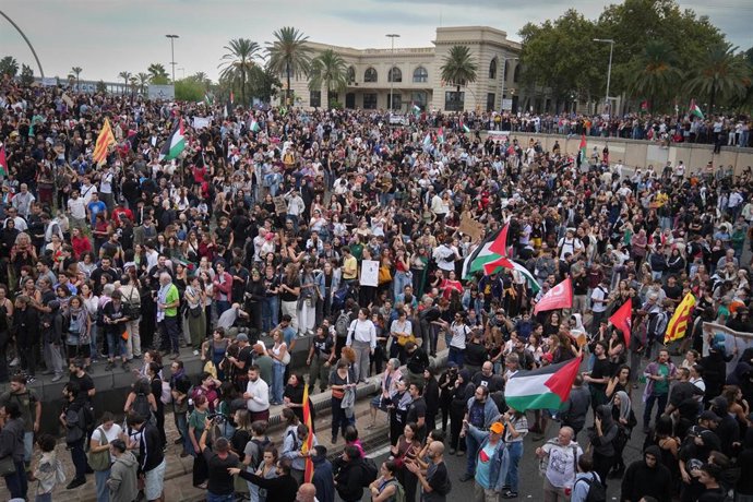 Cientos de personas durante una concentración en apoyo a la Global Sumud Flotilla, en la Plaza de la Carbonera de Barcelona.