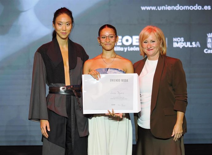 La estudiante Lucía Peguero gana el Concurso de Jóvenes Diseñadores de 'Uniendo Moda CyL'