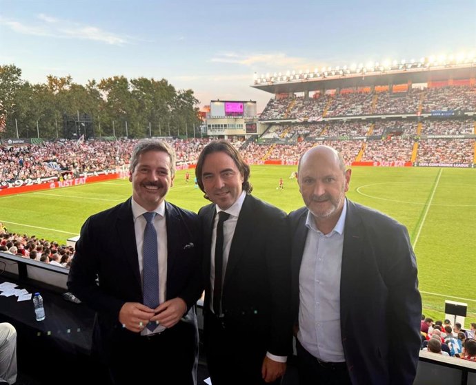 Rafael Louzán asiste al regreso europeo del Rayo en Vallecas