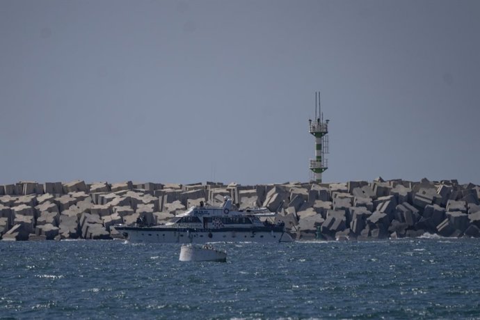 02 de outubro de 2025, Israel, Ashdod: Navios internacionais da Flotilha Sumud entrando no porto de Ashdod, escoltados pela Marinha israelense. Antes de sua chegada à Faixa de Gaza, ativistas internacionais a bordo de navios cheios de ajuda humanitária pa