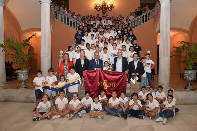 El Club Waterpolo Sevilla recibe homenaje del Ayuntamiento.