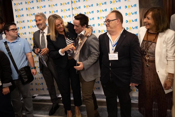 La alcaldesa de Granada, Marifrán Carazo, en la presentación de la XX edición consecutiva del calendario solidario de Down Granada.