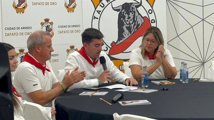 Lectura por parte del jurado del fallo del L Zapato de Oro que ha ido a parat a Emiliano Osornio