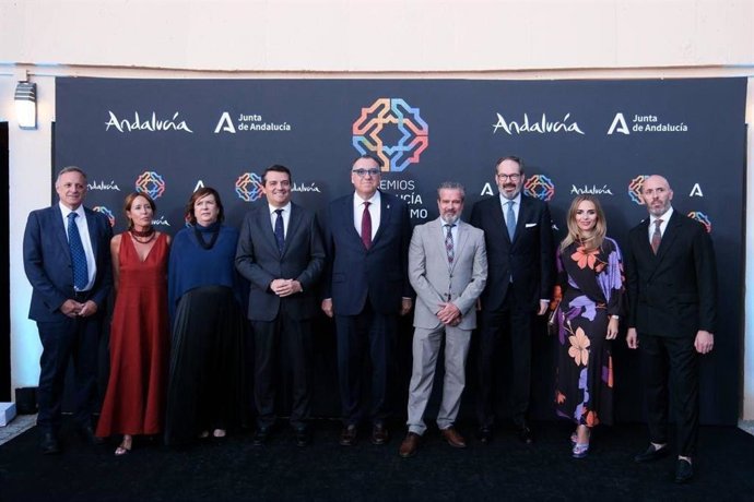 Foto familiar de los premios Andalucía de Turismo 2025.