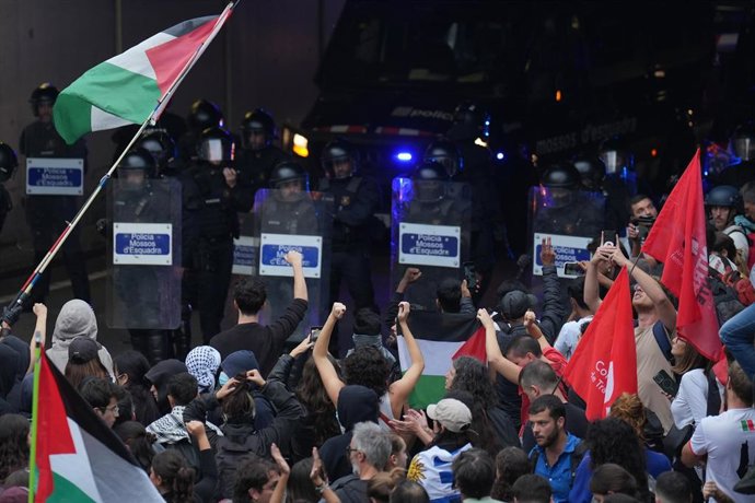 Un grupo de personas durante una concentración en apoyo a la Global Sumud Flotilla, en la Plaza de la Carbonera, a 2 de octubre de 2025, en Barcelona, Catalunya (España)