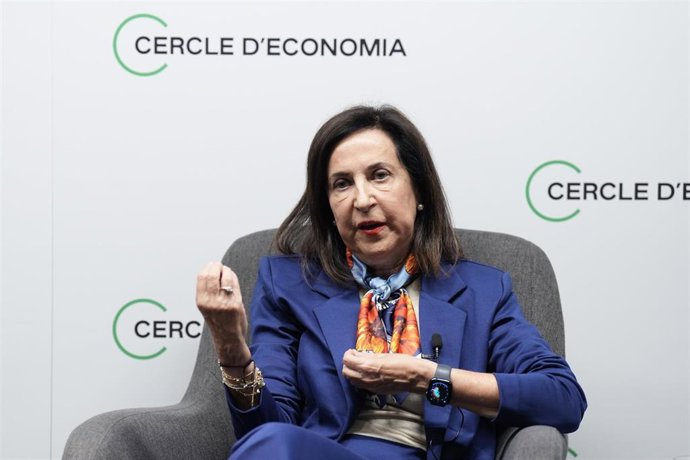 La ministra de Defensa, Margarita Robles, interviene durante un diálogo, en el Cercle d'Economia, a 1 de octubre de 2025, en Barcelona, Catalunya (España).