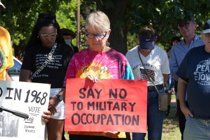Archivo - Una manifestante rechaza y tacha de "ocupación militar" el despliegue de tropas en Memphis, Tennessee, por parte del Gobierno de Donald Trump.