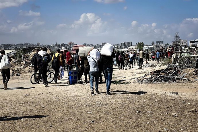 Archivo - August 5, 2025: Palestinians carry aid supplies which they received from the U.S.-backed Gaza Humanitarian Foundation (GHF), in the central Gaza Strip, on August 05, 2025