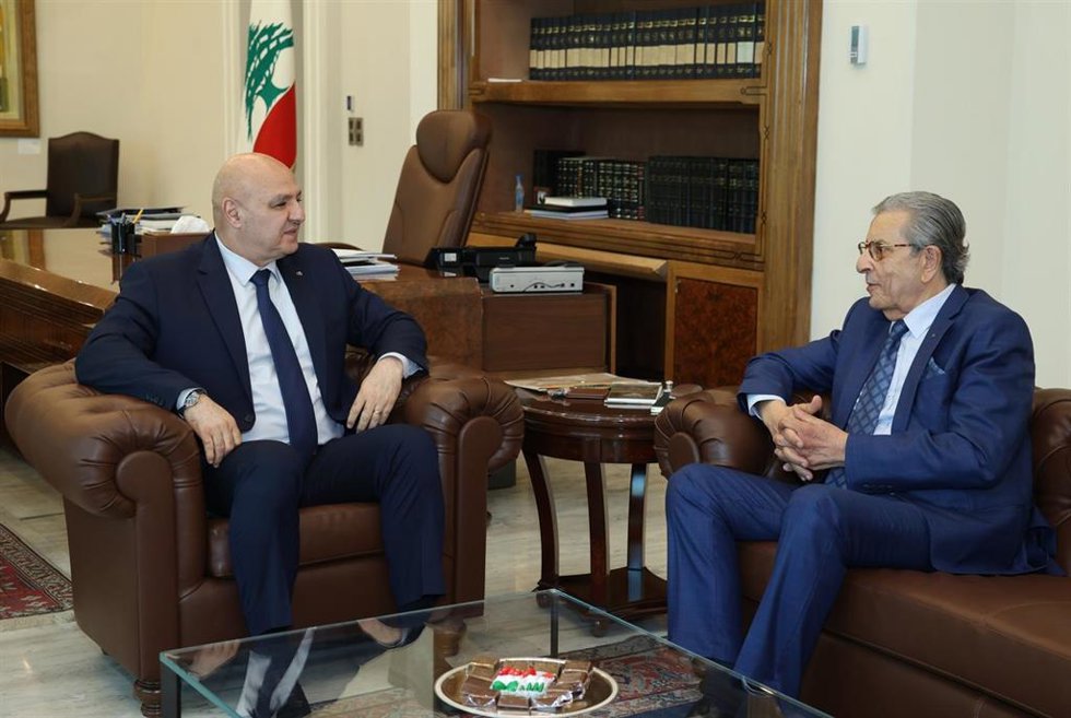 Archivo - A la derecha, el entonces embajador argelino en Beirut, Kamel Buchama, junto al presidente libanés,  Joseph Aoun
