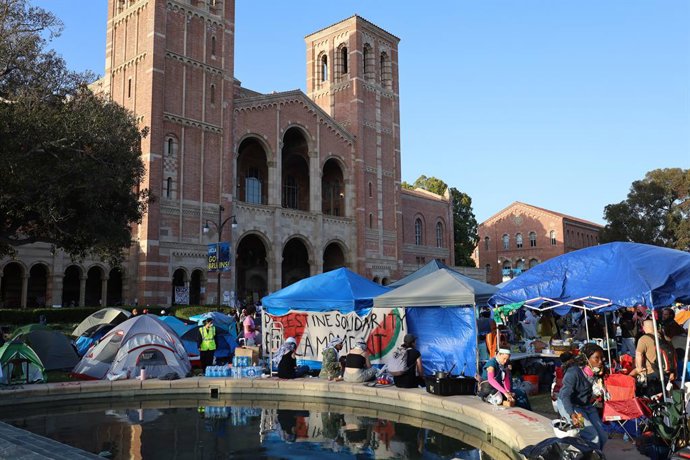 Archivo - May 1, 2024, Los Angeles, California, U.S.A: University of California, Los Angeles (UCLA) on May 1, 2024 at the Pro-Palestine Protest encampment, hours before the police raided and dismantled it.
