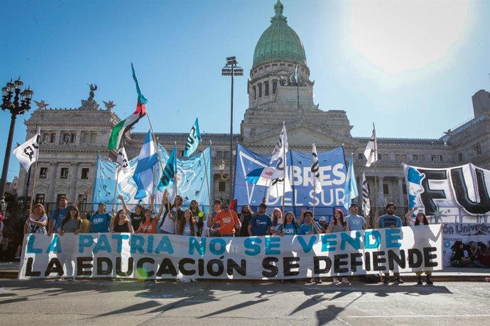 2 de outubro de 2025, Buenos Aires, Buenos Aires, Argentina: Marcha em frente ao Congresso Nacional, onde o Senado está analisando os vetos presidenciais às leis que declaram a emergência pediátrica - sendo o Hospital Pediátrico Nacional Garrahan o fla