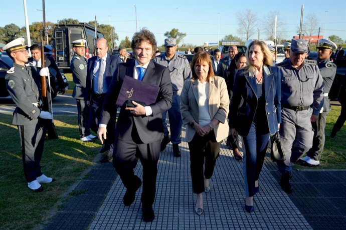 O presidente da Argentina, Javier Milei, e a ministra da Segurança, Patricia Bullrich, nas proximidades do Complexo Penitenciário de Ezeiza I para a apresentação de suas propostas de reforma do código penal.