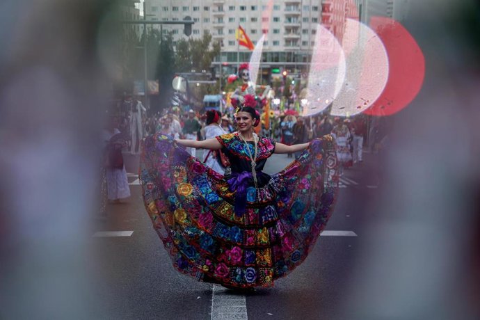 Archivo - Una persona participa en la Cabalgata de la Hispanidad en Madrid, a 5 de Octubre de 2024, en Madrid (España). 